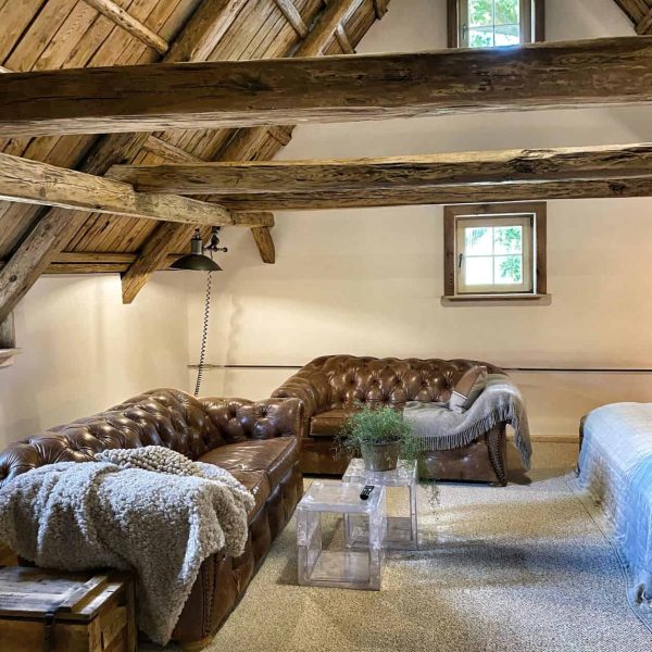 Schlafzimmer im Ferienhaus Bauernhof Vogtland mit Chesterfield-Sofa und Holzdach